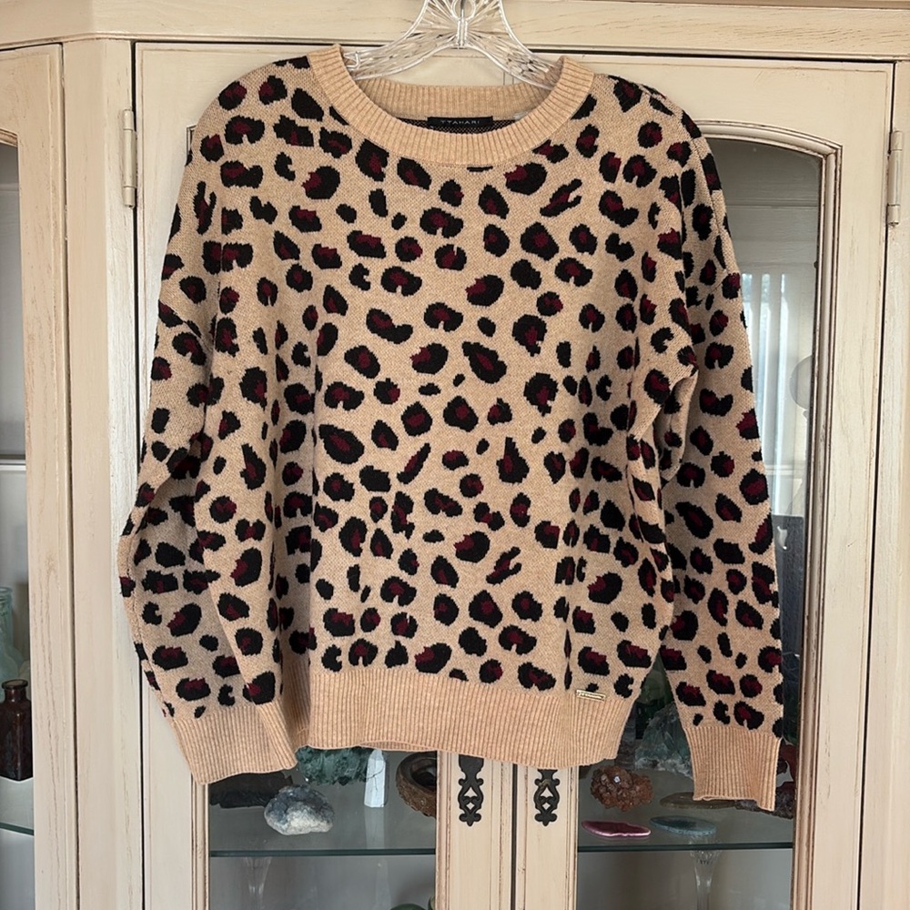 TTahari leopard print sweater size, small tan, black and burgundy